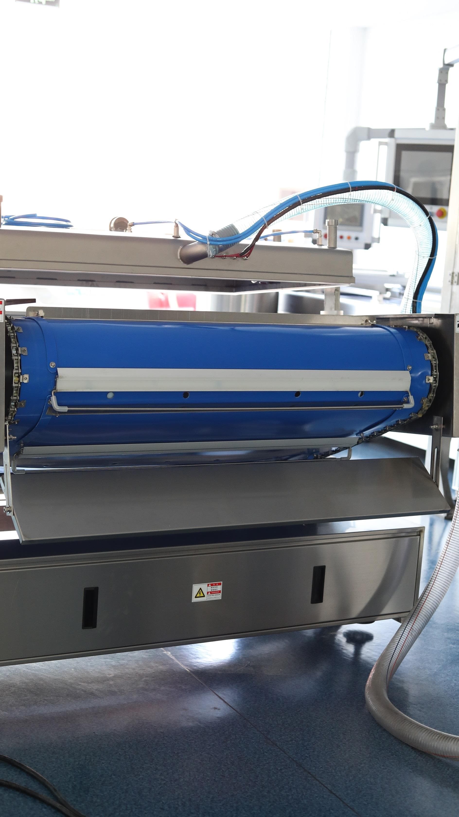 Автоматическая вакуум упаковочная машина конвейерного типа Hualian Machinery HVB-1020F/1 (DZ-1020F)