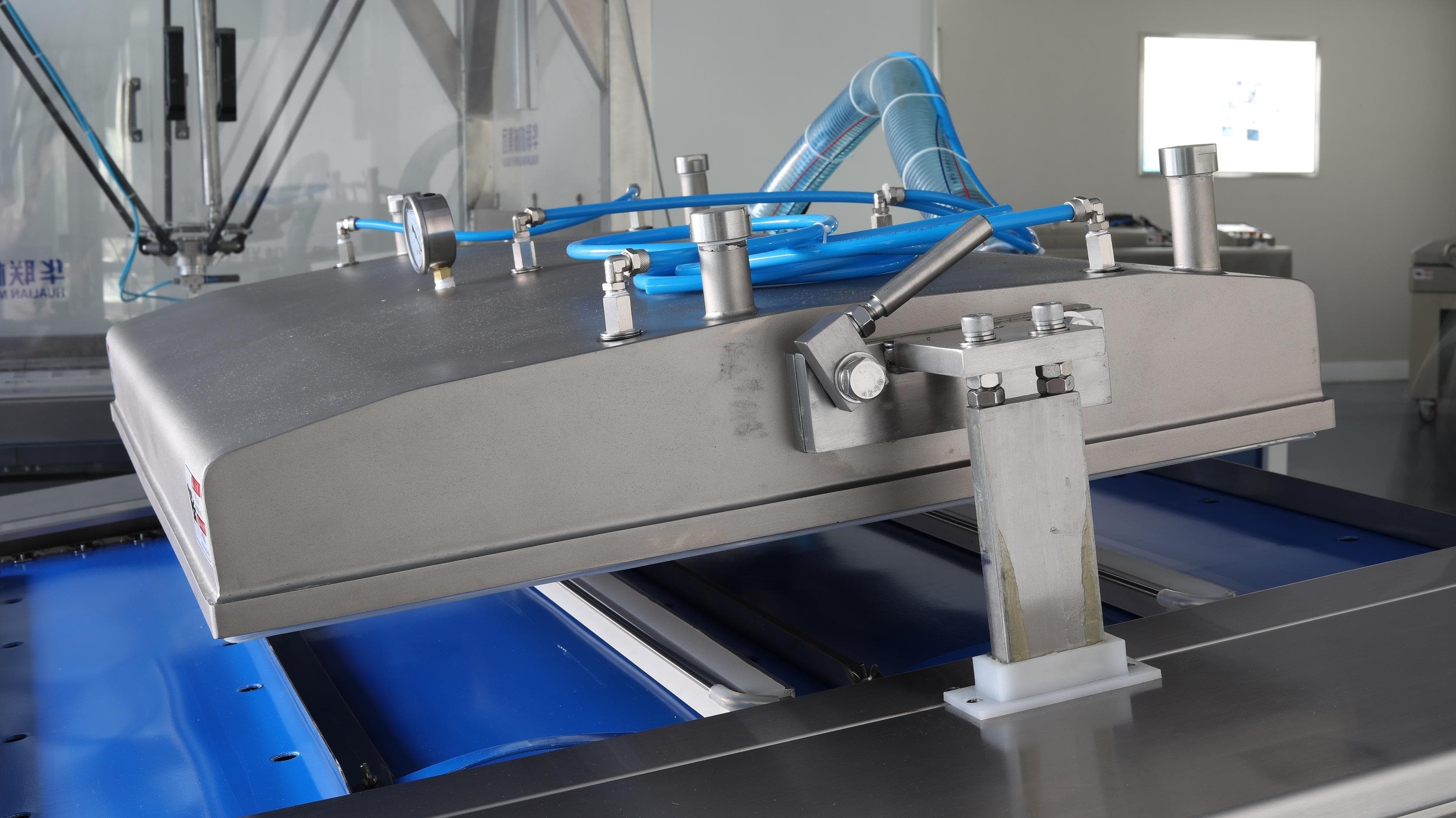 Автоматическая вакуум упаковочная машина конвейерного типа Hualian Machinery HVB-1020F/1 (DZ-1020F)