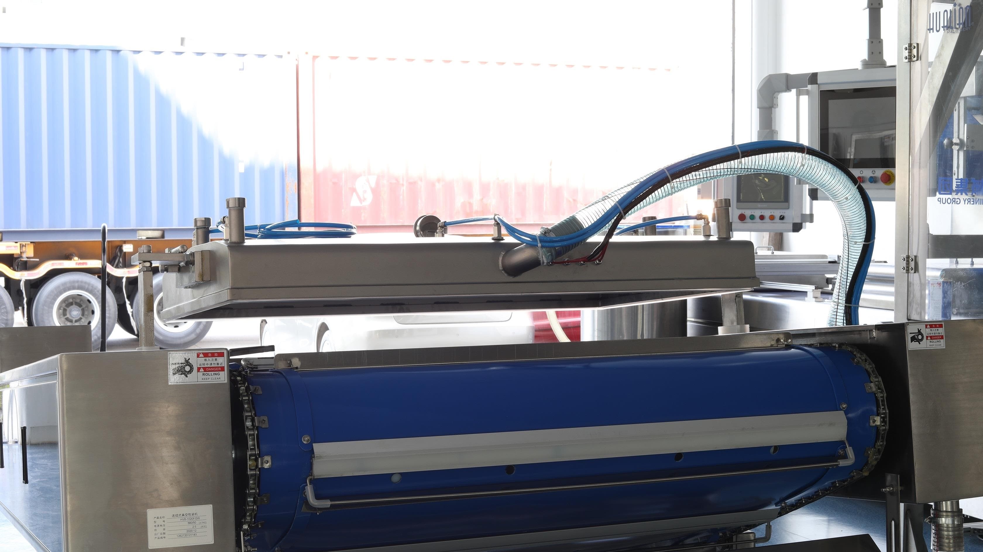 Автоматическая вакуум упаковочная машина конвейерного типа Hualian Machinery HVB-1020F/1 (DZ-1020F)