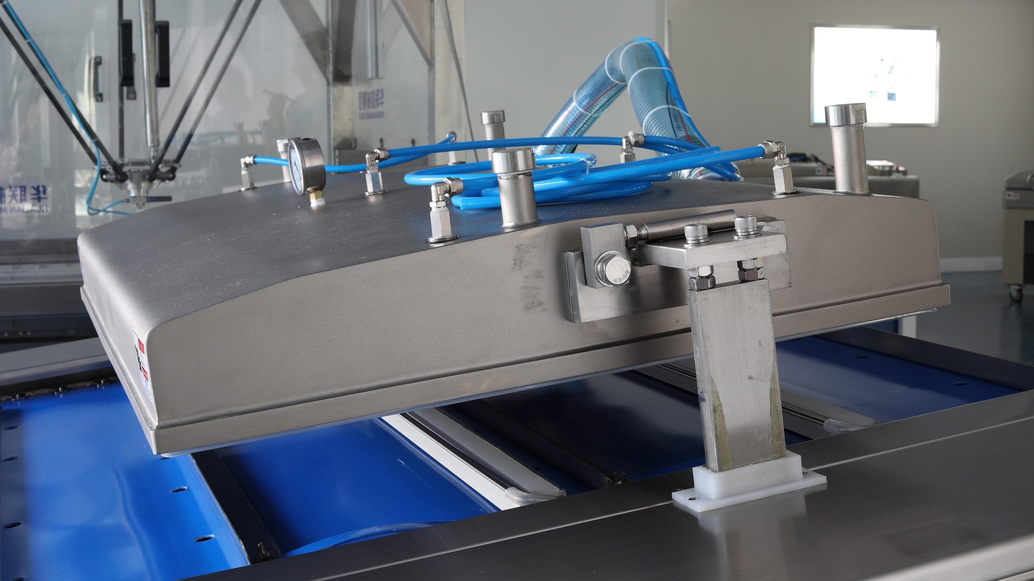 Автоматическая вакуум упаковочная машина конвейерного типа Hualian Machinery HVB-1020F/1 (DZ-1020F)