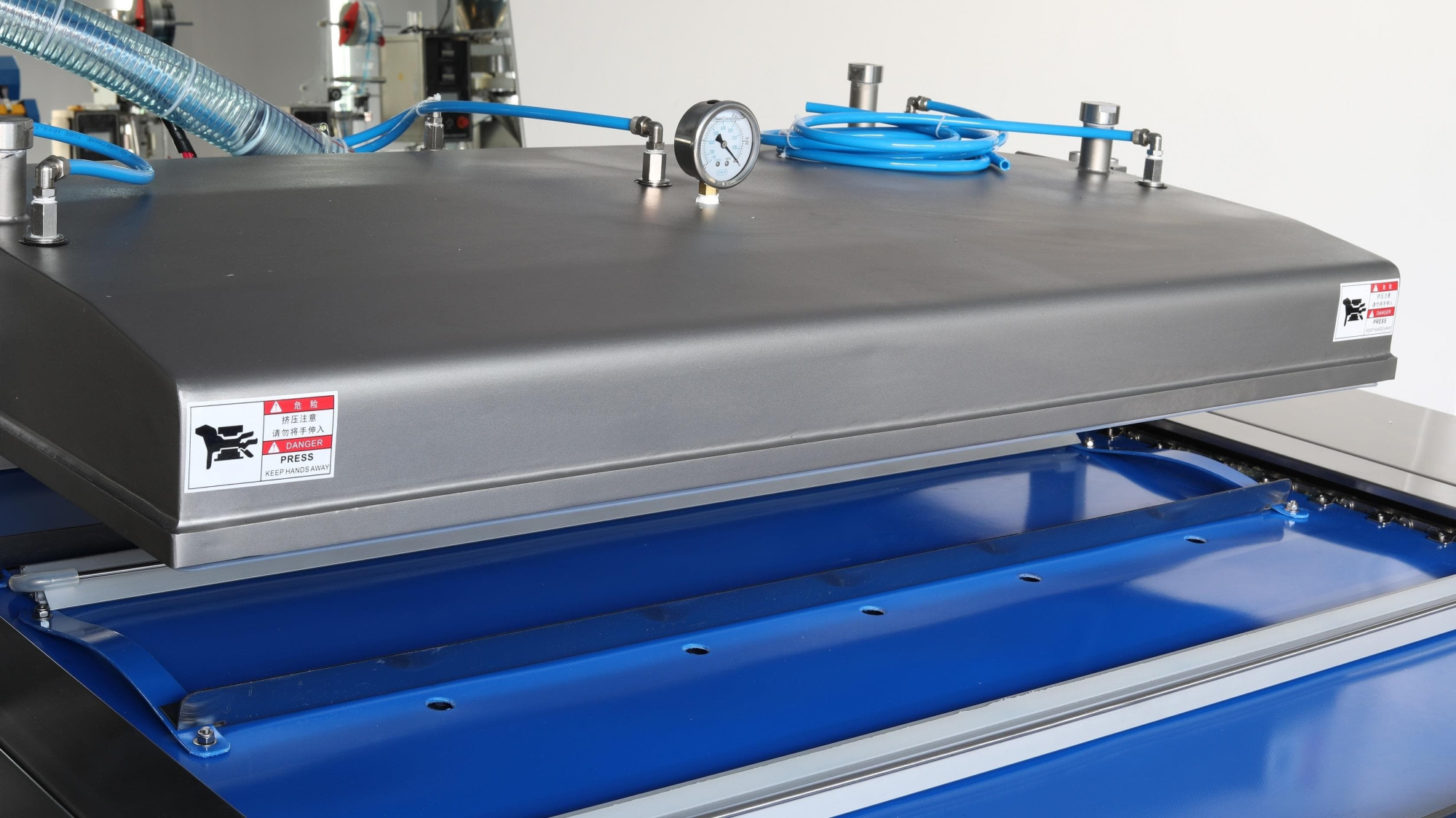 Автоматическая вакуум упаковочная машина конвейерного типа Hualian Machinery HVB-1020F/1 (DZ-1020F)