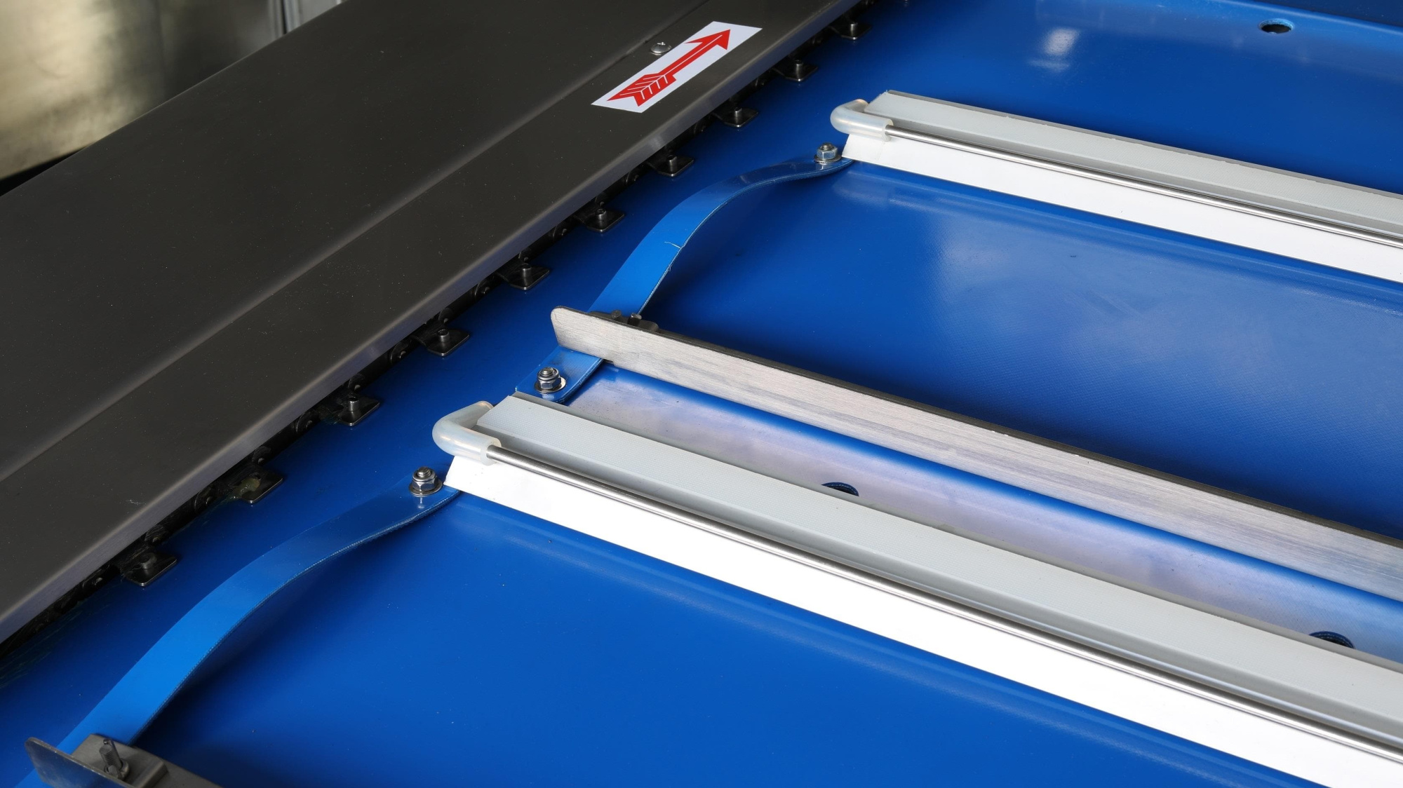 Автоматическая вакуум упаковочная машина конвейерного типа Hualian Machinery HVB-1020F/1 (DZ-1020F)