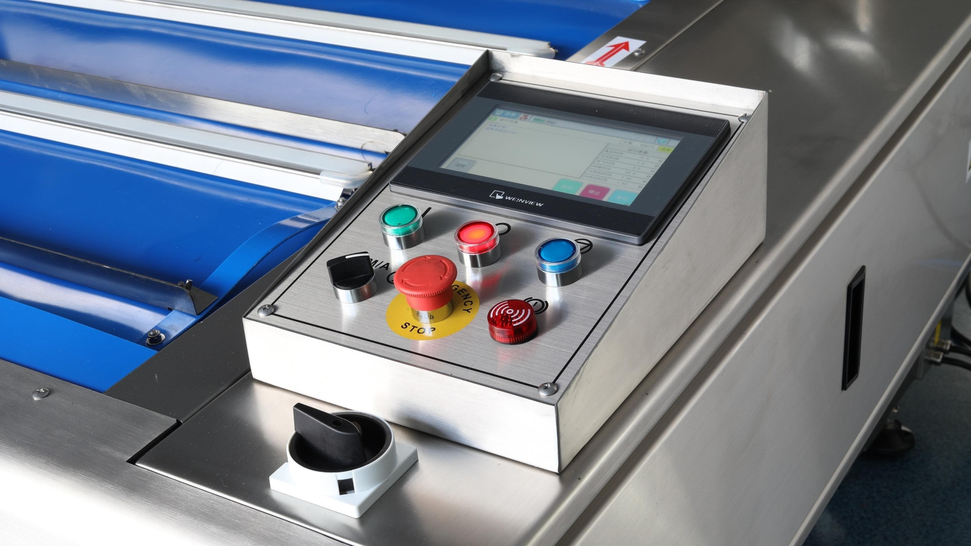 Автоматическая вакуум упаковочная машина конвейерного типа Hualian Machinery HVB-1020F/1 (DZ-1020F)